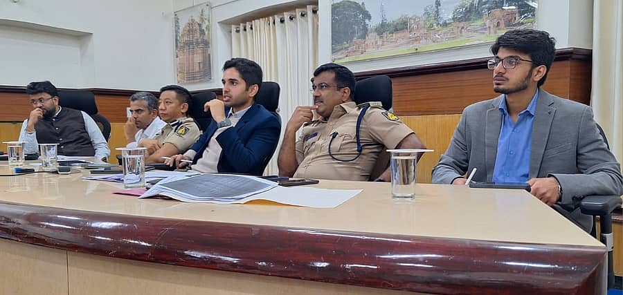 <div class="paragraphs"><p>ಜಿಲ್ಲಾಧಿಕಾರಿ ಕಚೇರಿ ಸಭಾಂಗಣದಲ್ಲಿ ಬುಧವಾರ ನಡೆದ ಜಿಲ್ಲಾಮಟ್ಟದ ವಿಪತ್ತು ನಿರ್ವಹಣಾ ಪ್ರಾಧಿಕಾರದ ಸಭೆಯಲ್ಲಿ ಅಧ್ಯಕ್ಷತೆ ವಹಿಸಿ ಮೊಹಮ್ಮದ್ ರೋಷನ್ ಮಾತನಾಡಿದರು.</p></div>